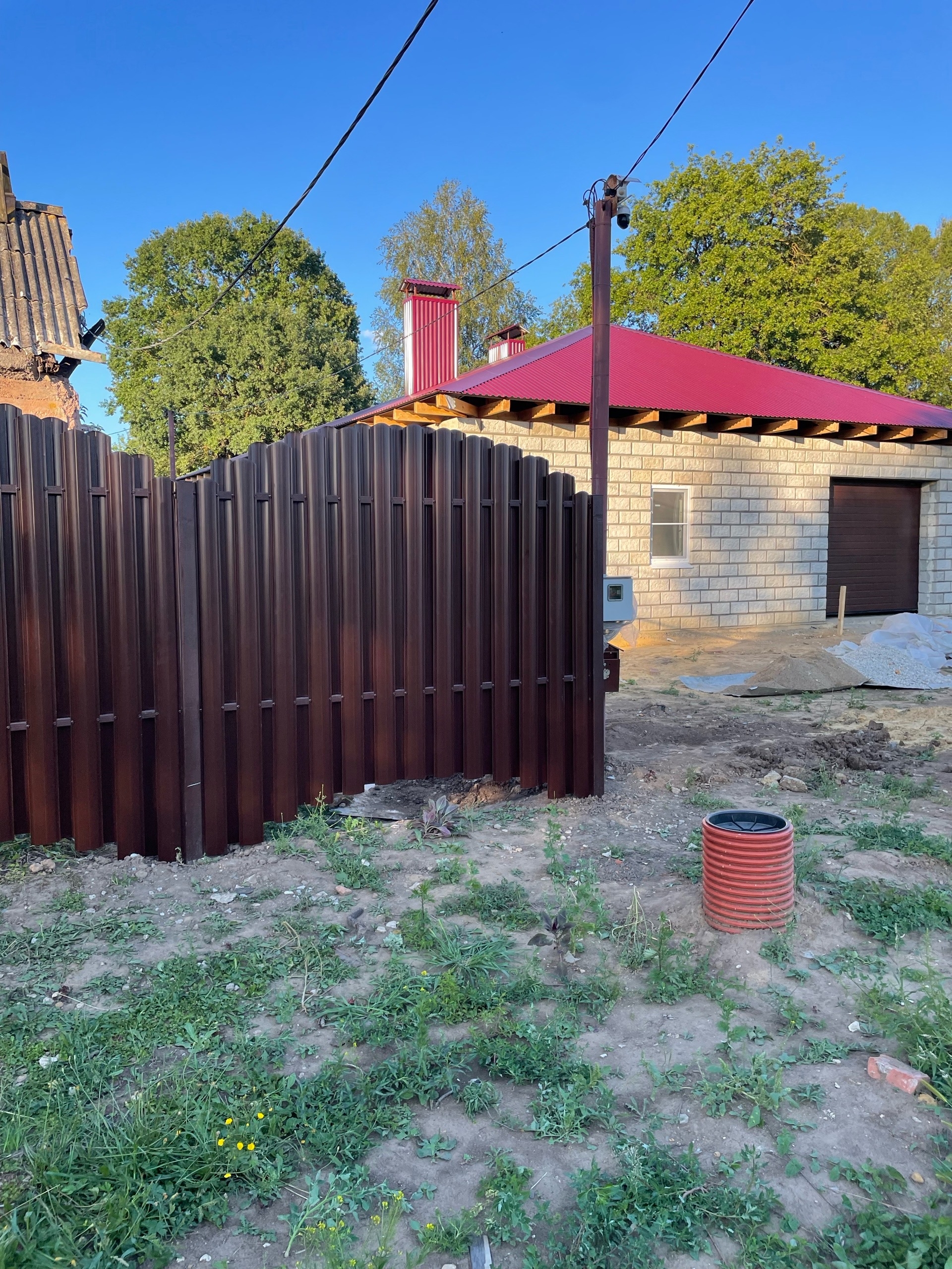 Забор из евроштакетника (шоколад) с калиткой — фото 2