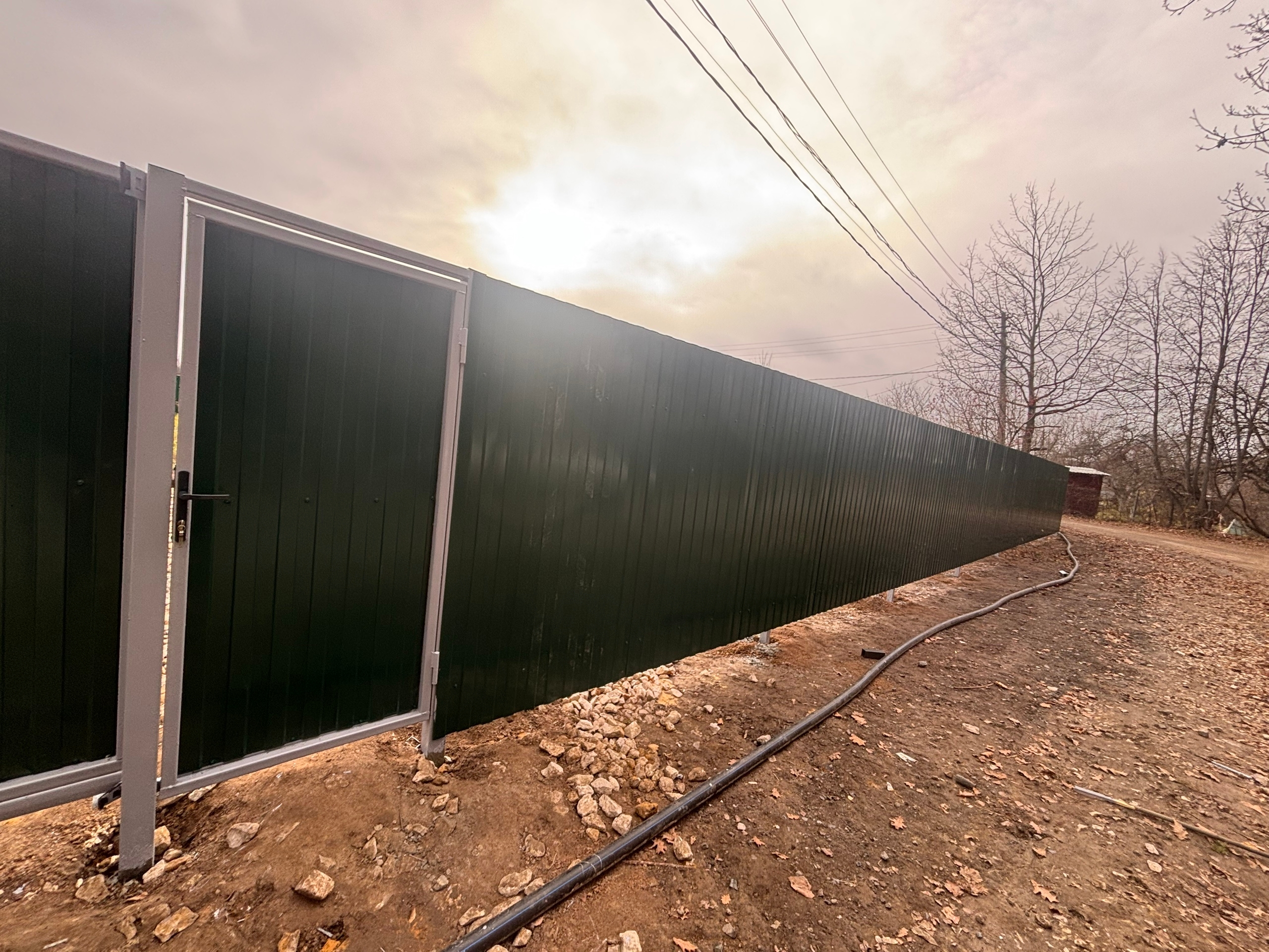 Забор из профнастила зелёный — периметр вдоль улицы — фото 9