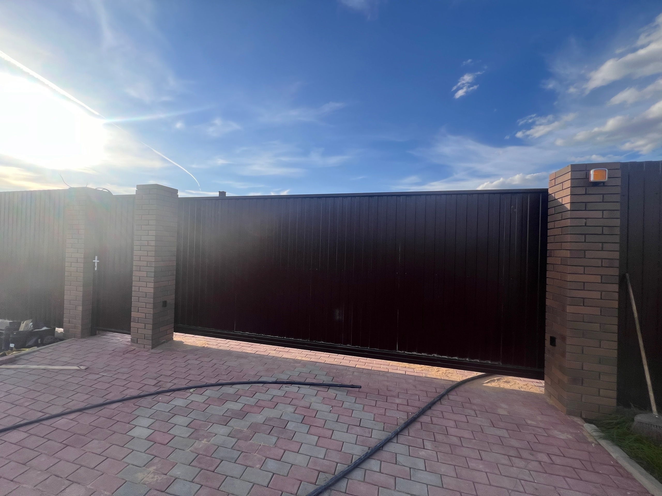 Откатные ворота из профнастила с автоматикой + калитка — фото 2