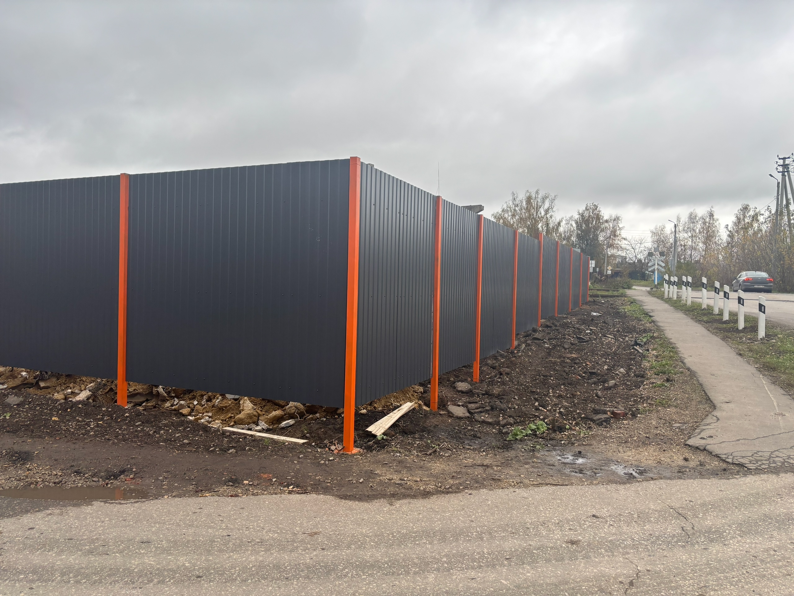 Забор из профнастила (графит) — усиленный каркас на длинном контуре — фото 4
