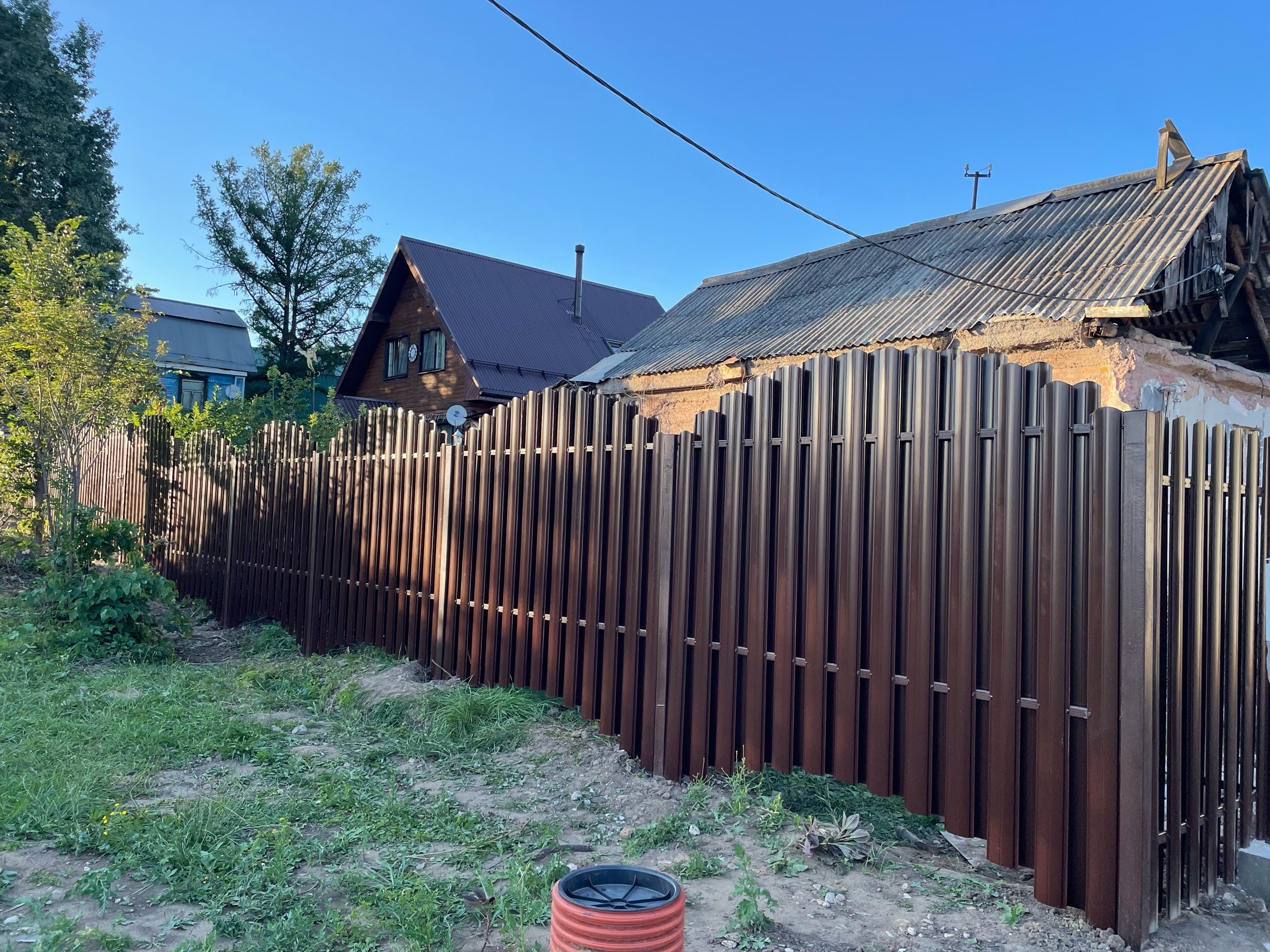 Забор из евроштакетника (шоколад) с калиткой — фото 3