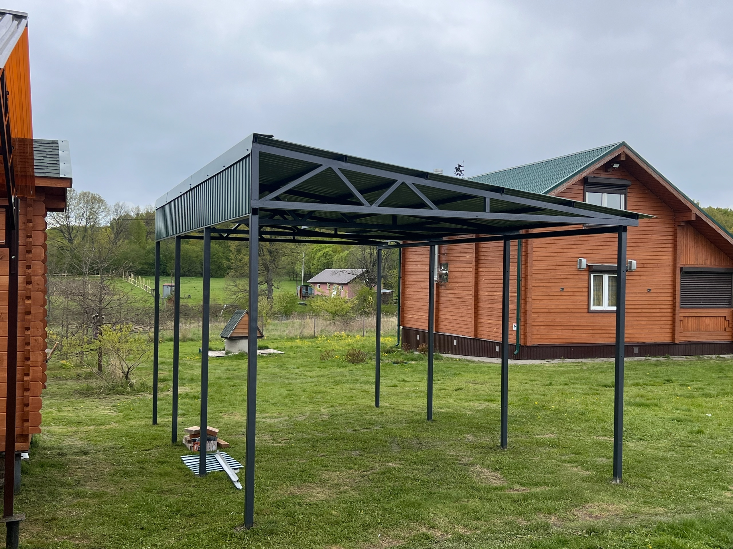 Навес на металлокаркасе с кровлей из профнастила — фото 4