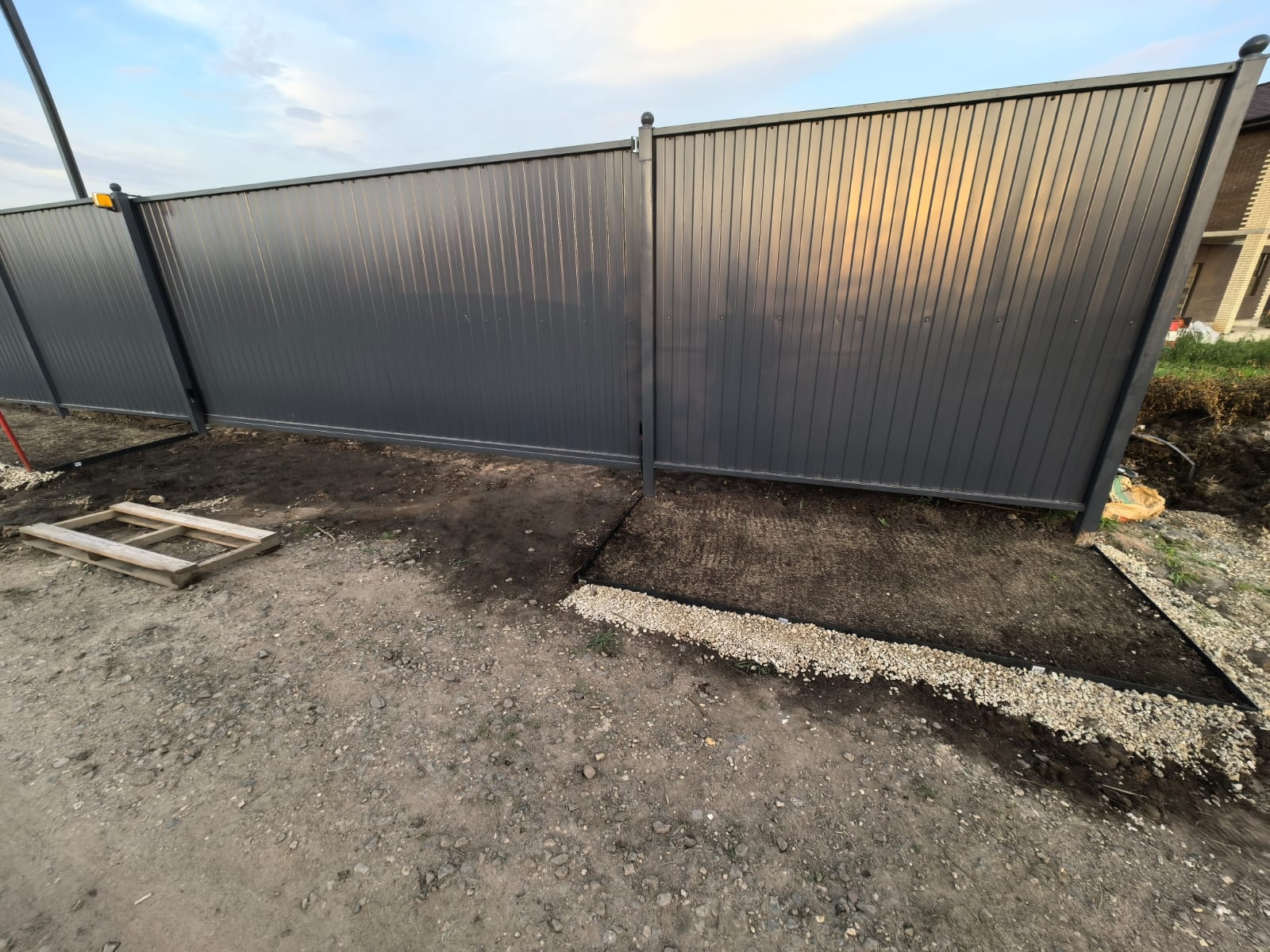 Забор из профнастила серый — ровная линия вдоль дороги — фото 5