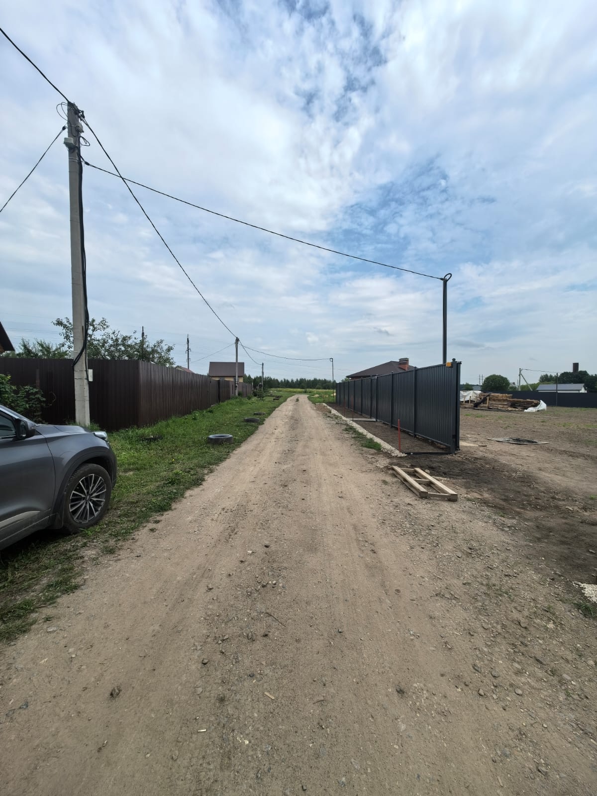 Забор из профнастила серый — ровная линия вдоль дороги — фото 6