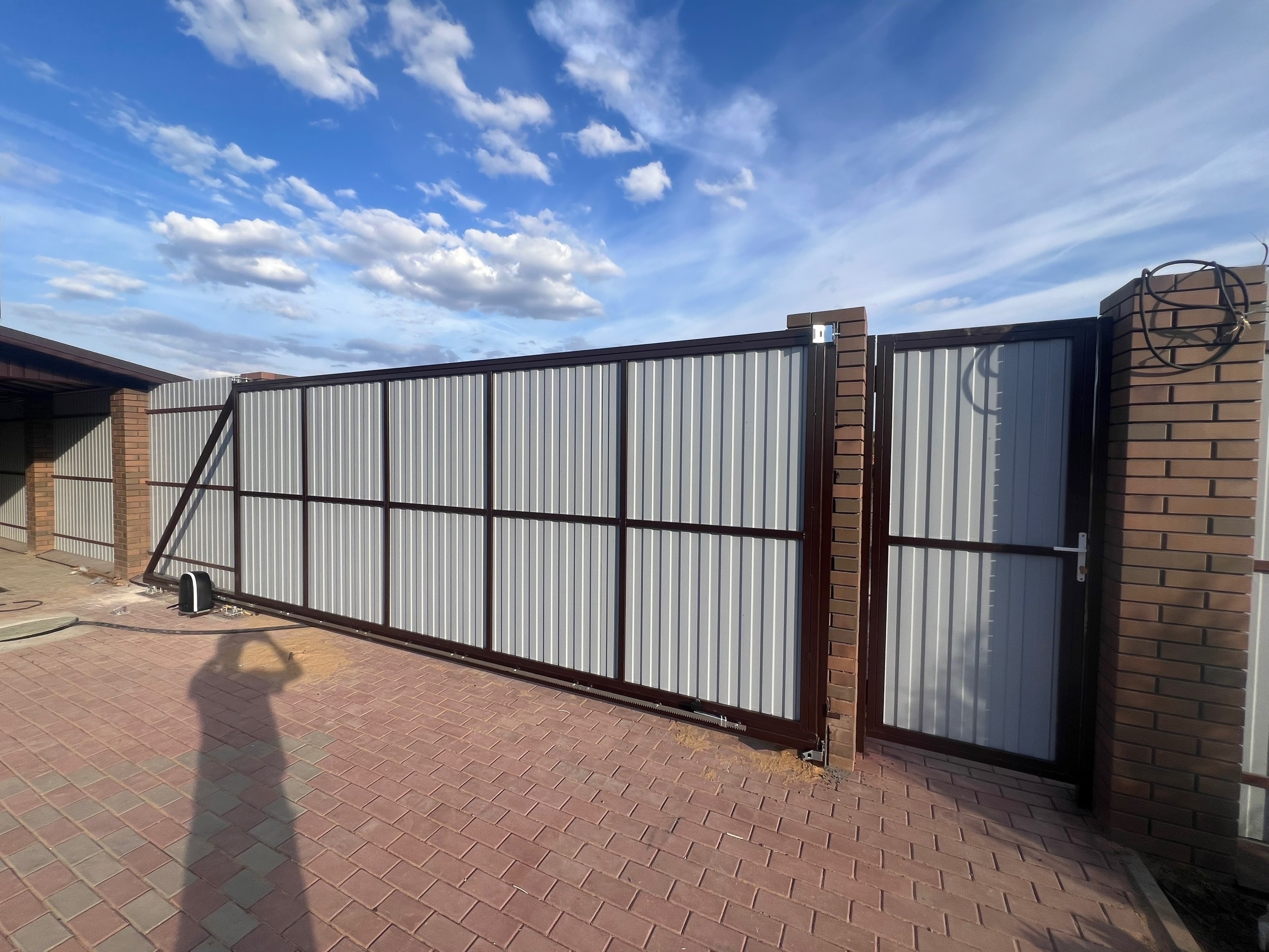 Откатные ворота из профнастила с автоматикой + калитка — фото 3