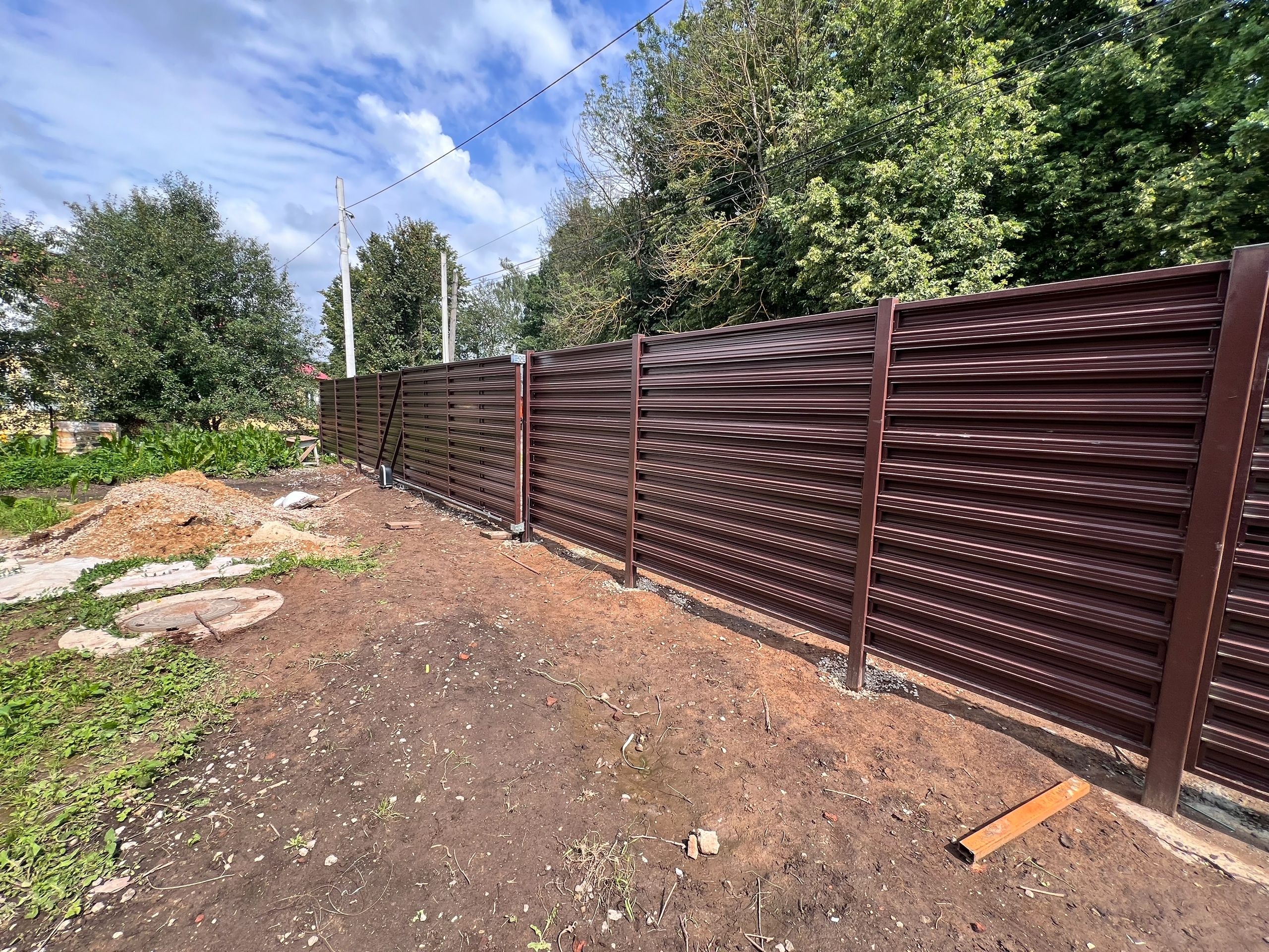 Забор-жалюзи металлический (шоколад) с калиткой — фото 3