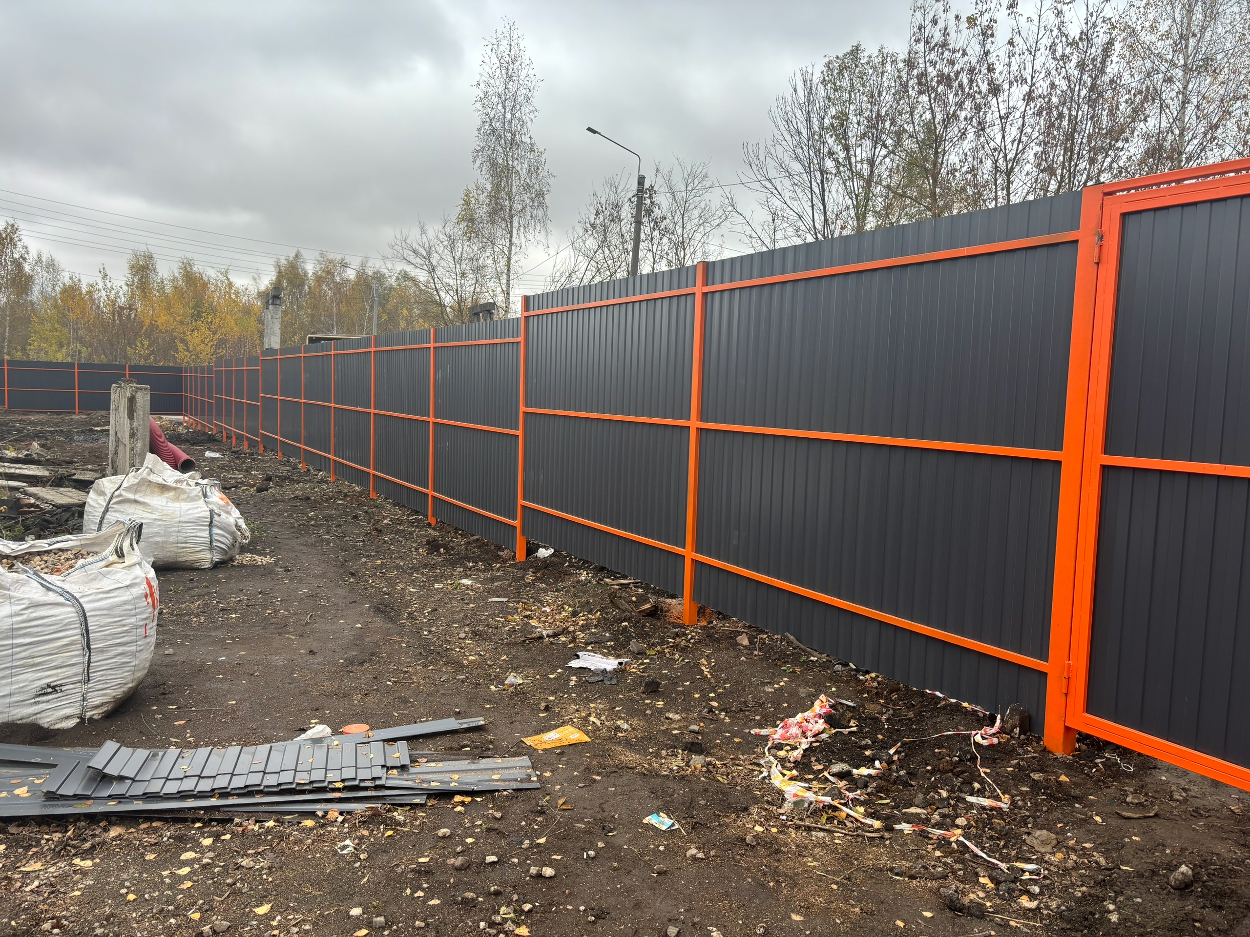 Забор из профнастила (графит) — усиленный каркас на длинном контуре — фото 6