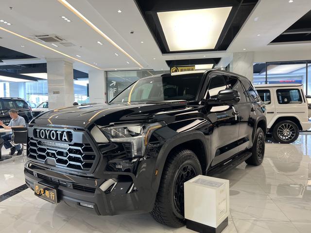 Toyota Sequoia - фото 1