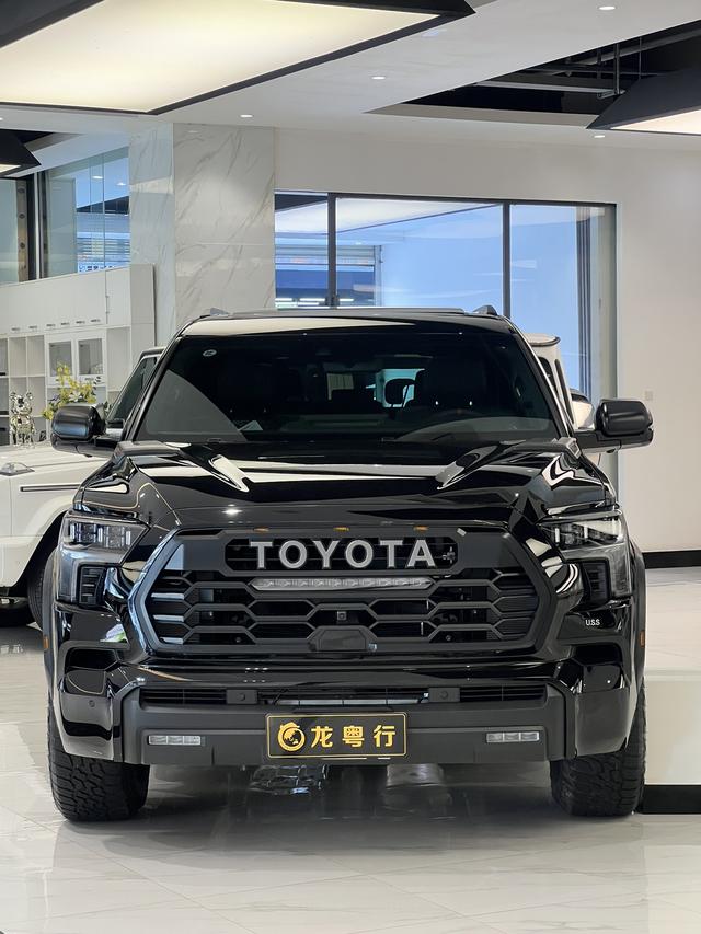 Toyota Sequoia - фото 2