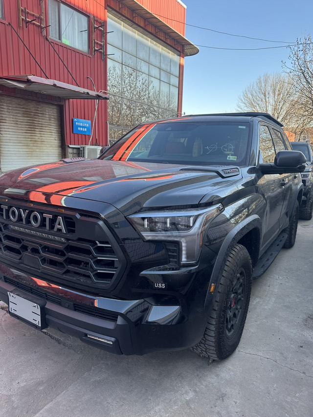 Toyota Sequoia - фото 1
