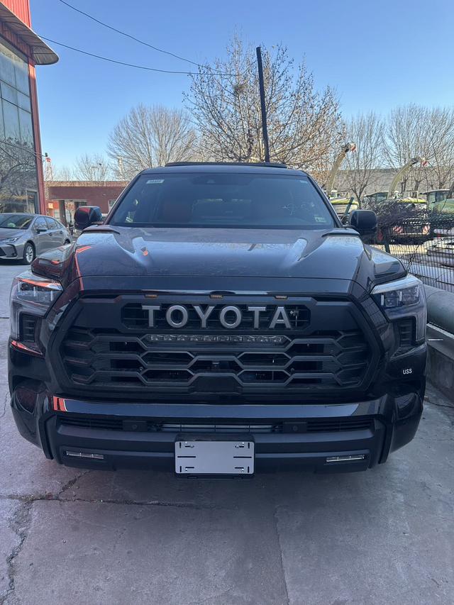 Toyota Sequoia - фото 2