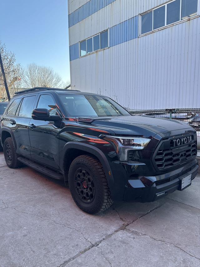 Toyota Sequoia - фото 3