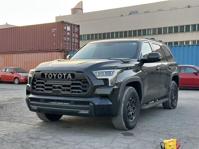 Toyota Sequoia - фото 0