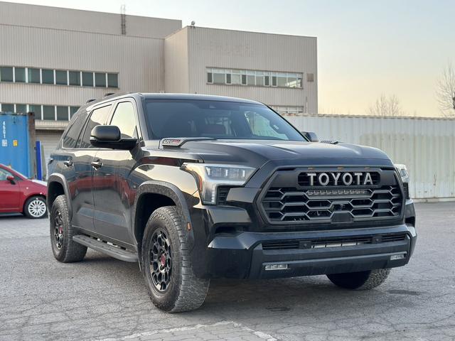 Toyota Sequoia - фото 1