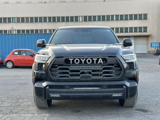 Toyota Sequoia - фото 2