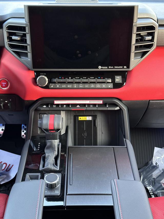 Toyota Sequoia - фото 3