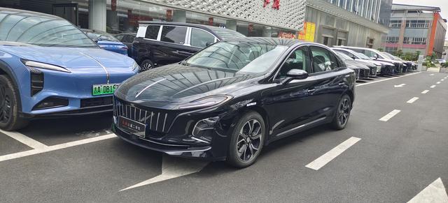 Hongqi E-QM5 - фото 0