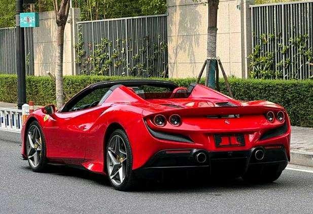 Ferrari F8 - фото 1
