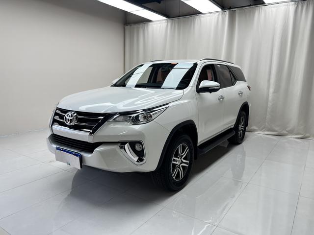 Toyota Fortuner - фото 0
