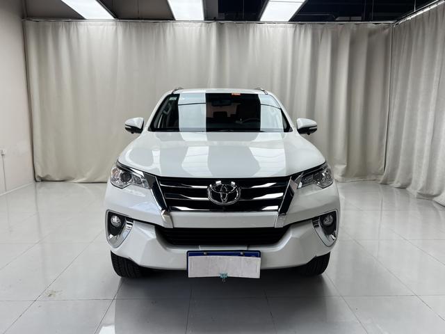 Toyota Fortuner - фото 1