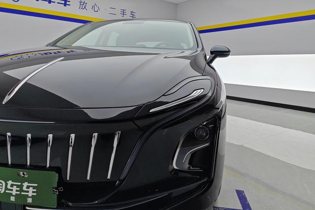 Hongqi E-QM5 - фото 1