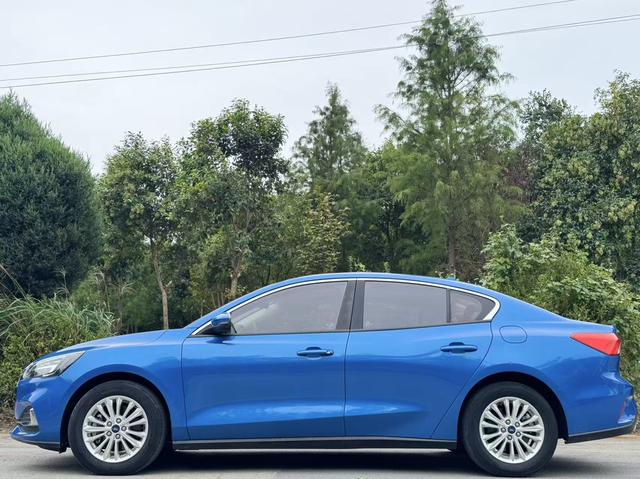 Ford Focus - фото 3