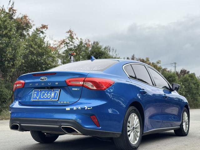 Ford Focus - фото 4
