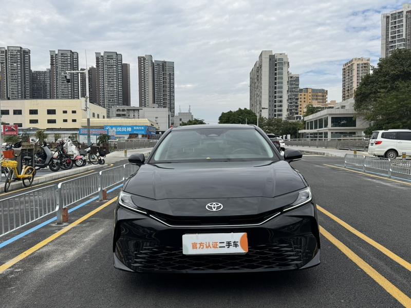 Toyota Camry - фото 1