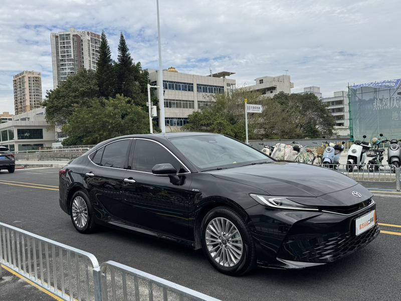Toyota Camry - фото 2
