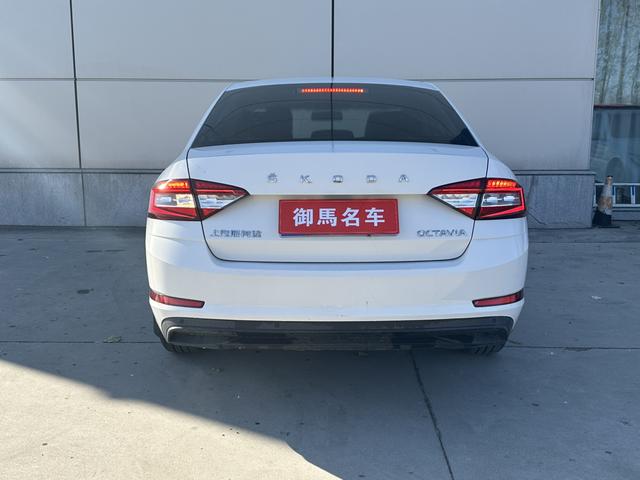 Skoda Octavia - фото 4
