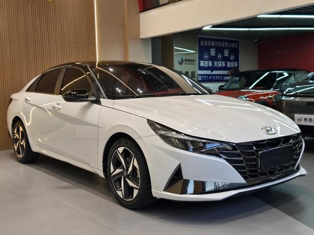 Hyundai Elantra - фото 2