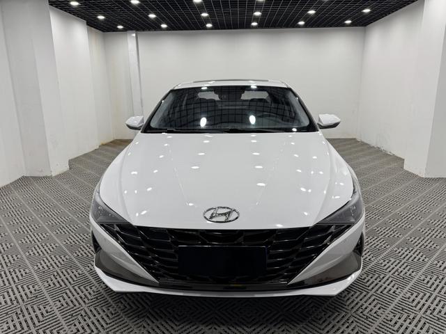 Hyundai Elantra - фото 1