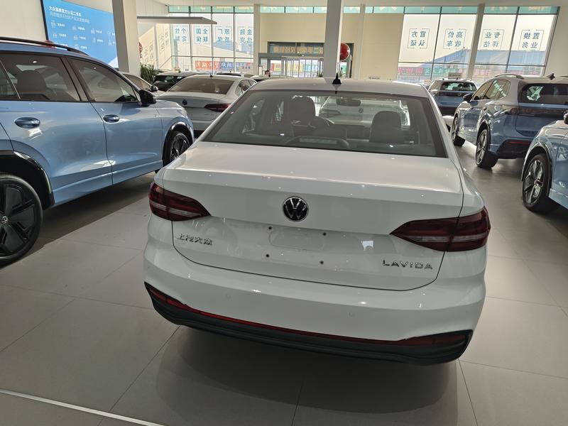 Volkswagen Lavida - фото 4