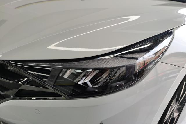 Hyundai Elantra - фото 1