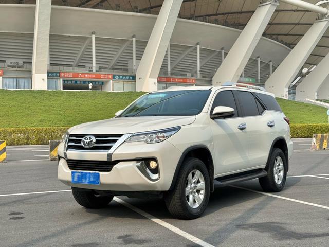 Toyota Fortuner - фото 0