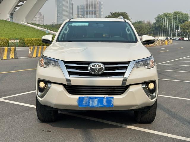 Toyota Fortuner - фото 1