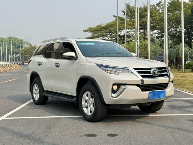 Toyota Fortuner - фото 2