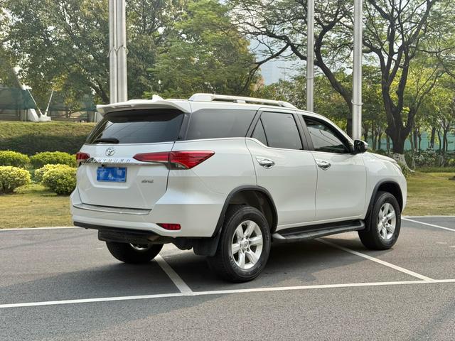 Toyota Fortuner - фото 3