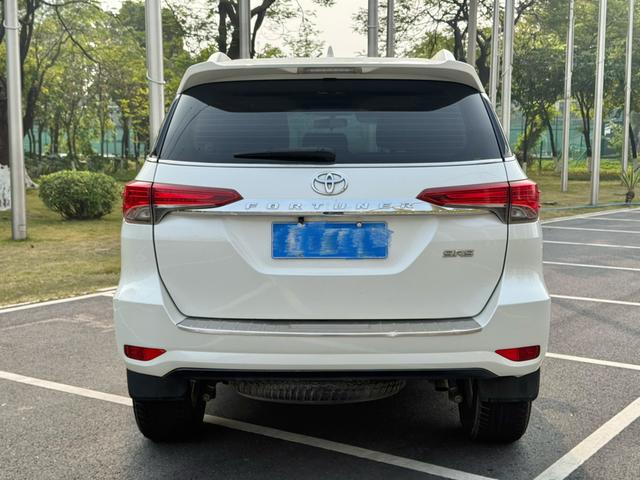 Toyota Fortuner - фото 4