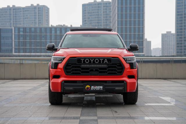 Toyota Sequoia - фото 1