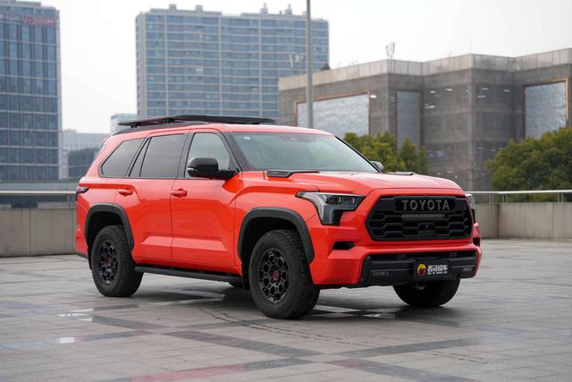Toyota Sequoia - фото 2