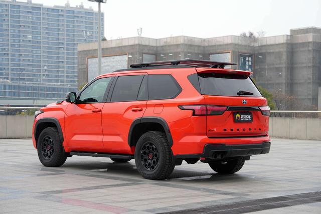 Toyota Sequoia - фото 3
