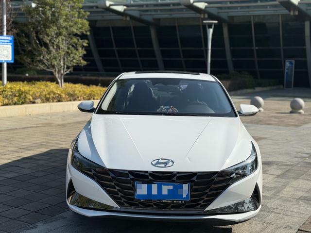 Hyundai Elantra - фото 1
