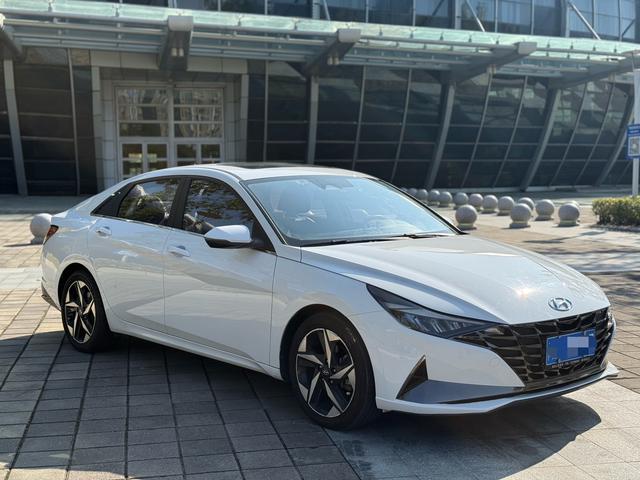 Hyundai Elantra - фото 2