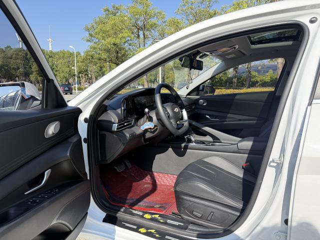 Hyundai Elantra - фото 3