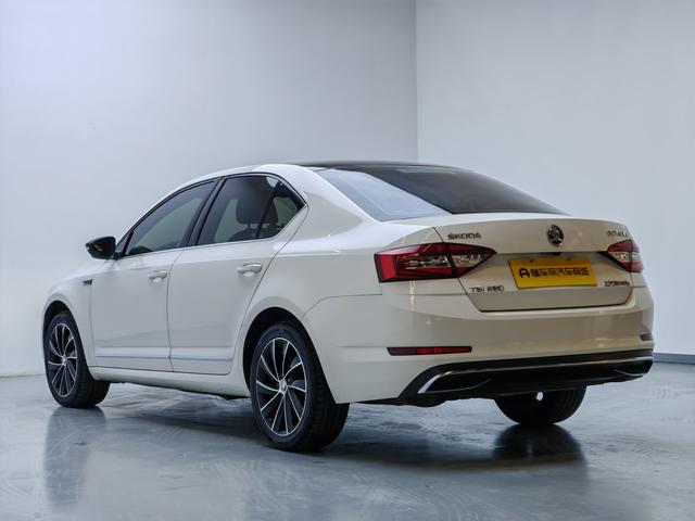 Skoda Octavia - фото 4