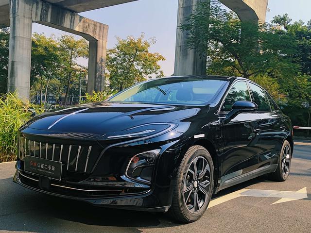 Hongqi E-QM5 - фото 0