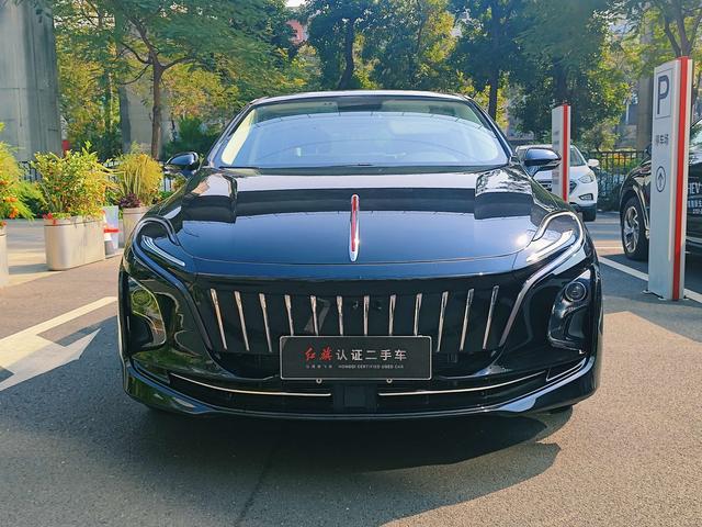 Hongqi E-QM5 - фото 1