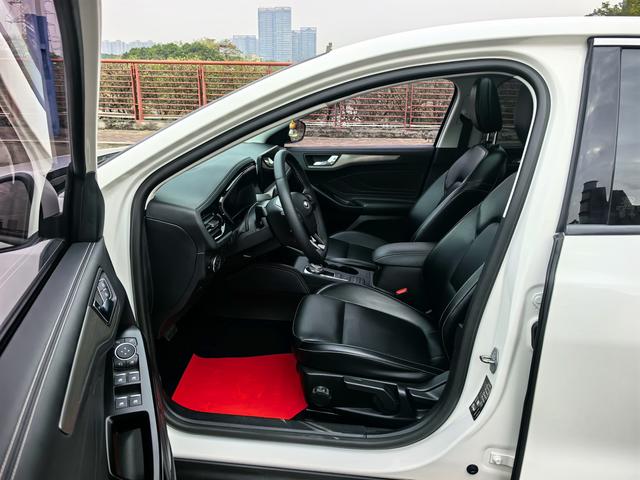 Ford Focus - фото 4
