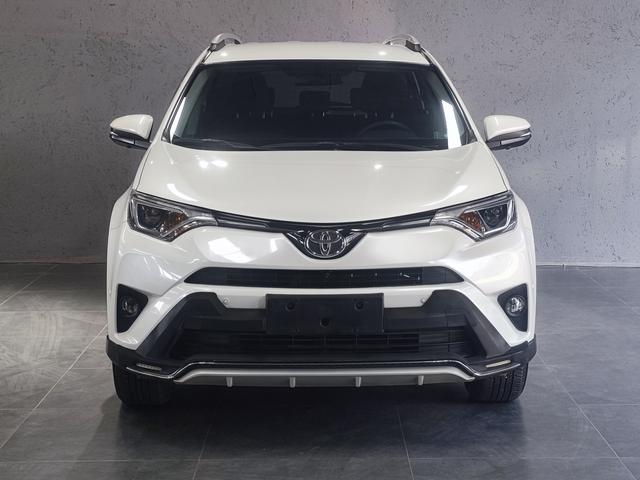 Toyota RAV4 - фото 1